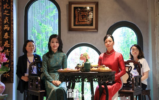 Die Frauen von Staatschefs Vietnams und Südkoreas genießen Ao Dai-Modenschau