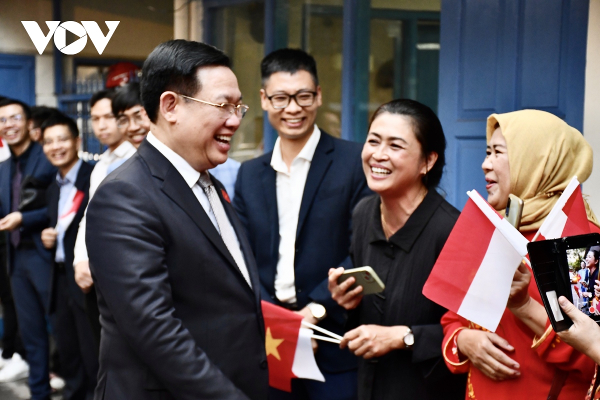 Parlamentspräsident Vuong Dinh Hue trifft Vertreter der vietnamesischen Gemeinschaft in Indonesien