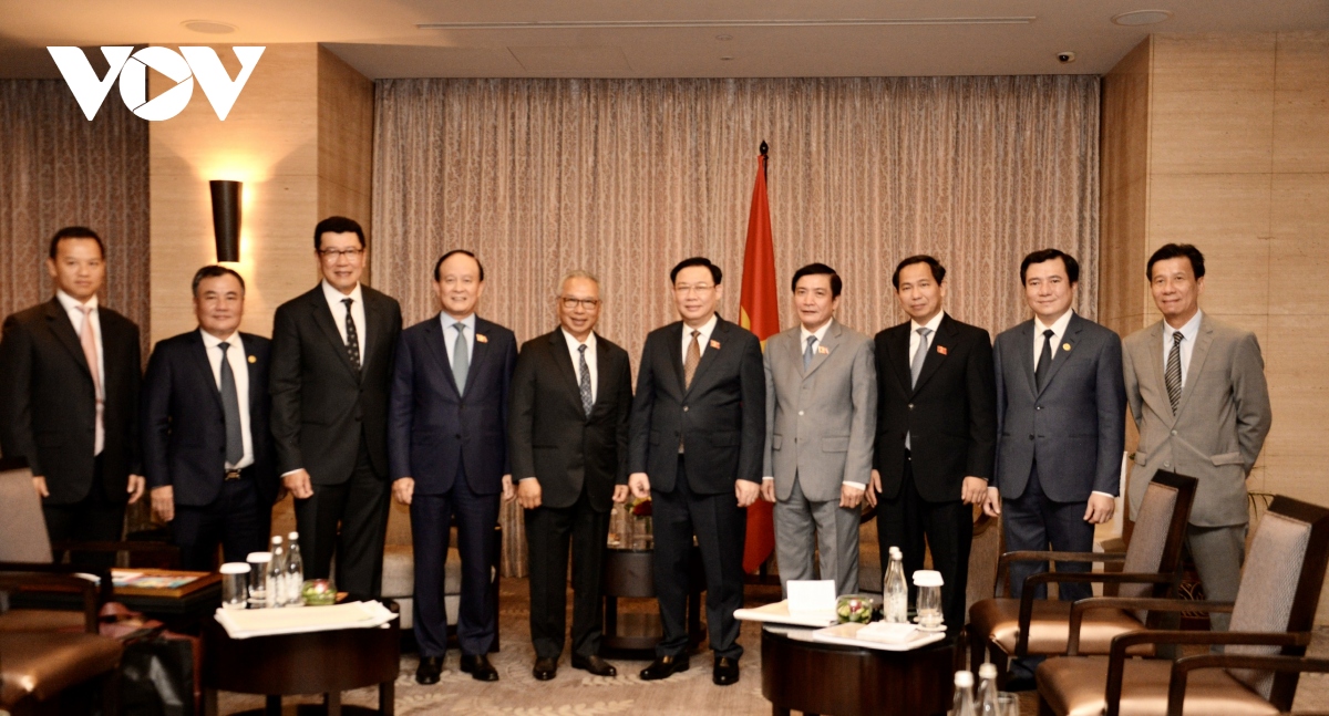 Parlamentspräsident Vuong Dinh Hue trifft Leiter indonesischer Unternehmen