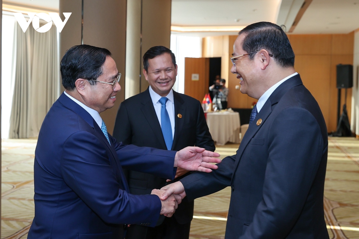 Premierminister Pham Minh Chinh trifft Premierminister Laos und Kambodschas