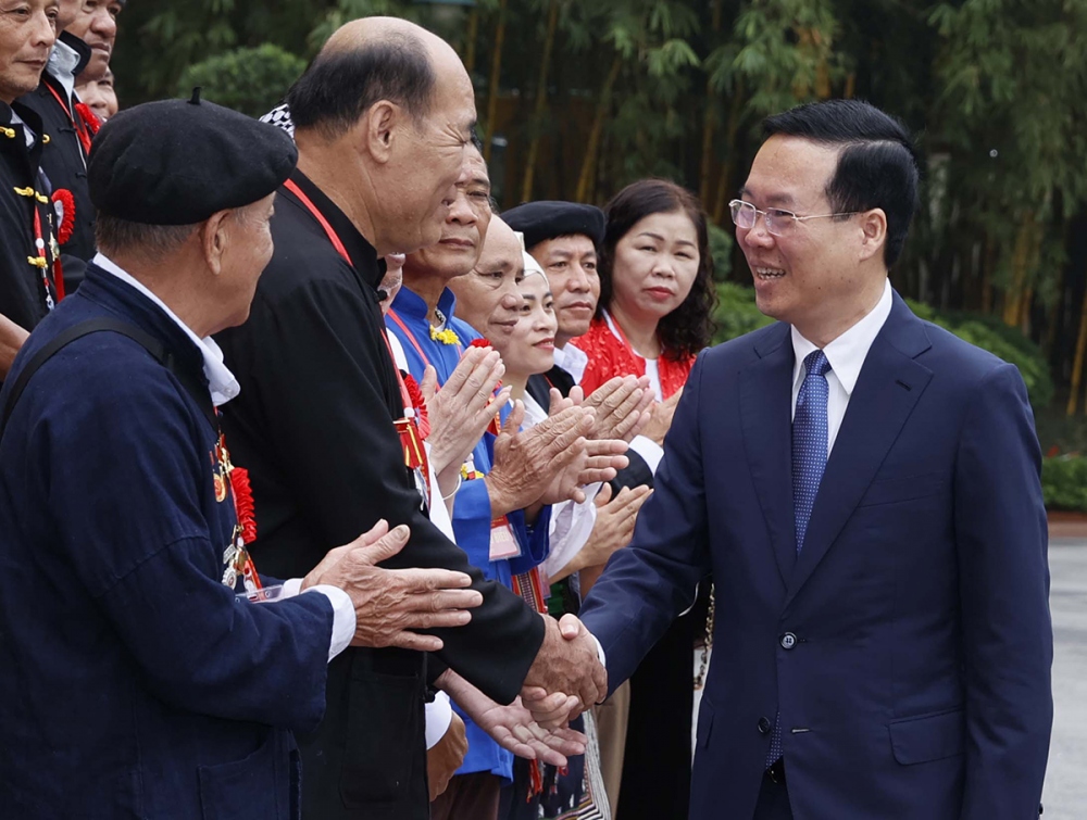 Staatspräsident Vo Van Thuong trifft angesehene Personen der ethnischen Minderheiten