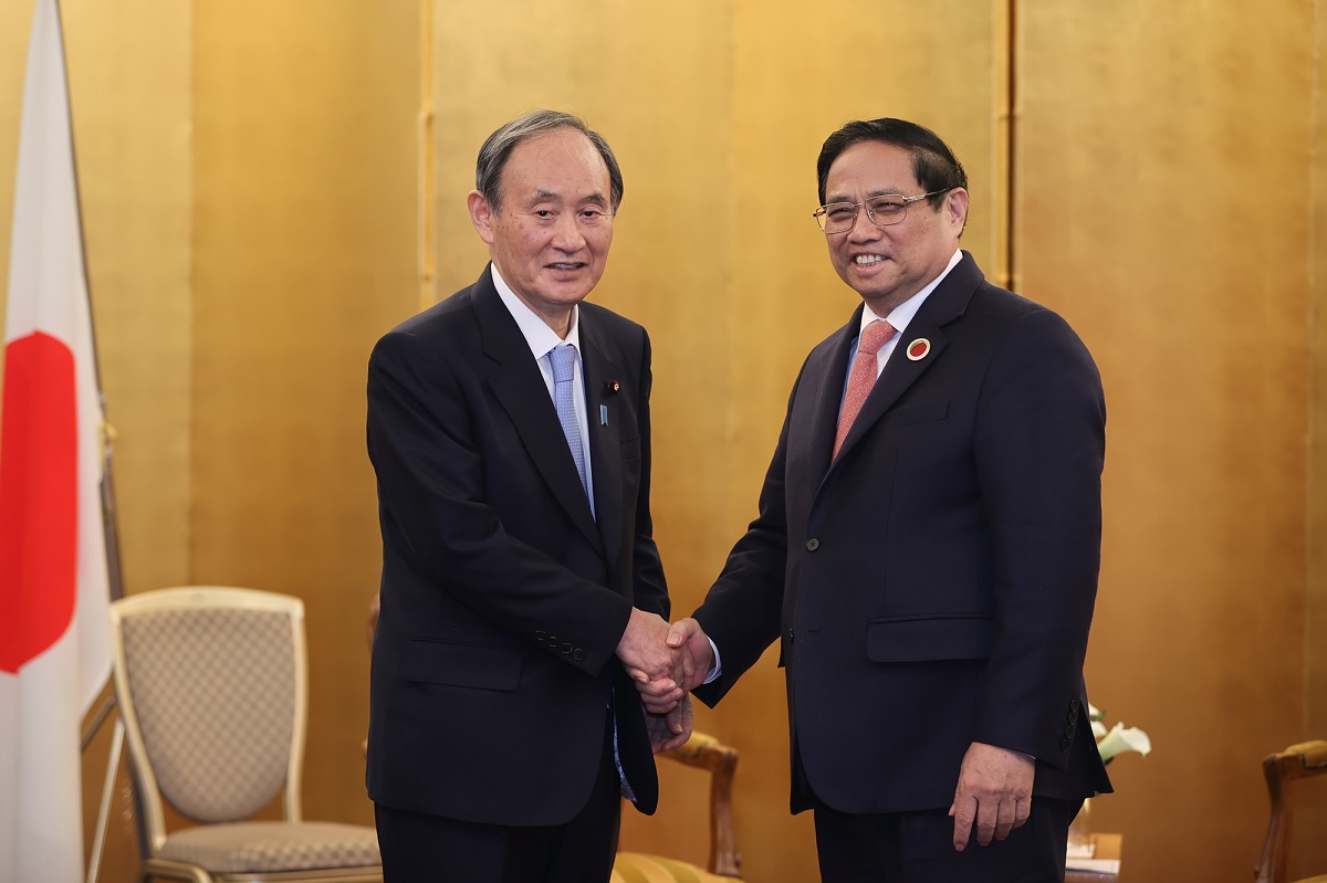 Premierminister Pham Minh Chinh empfängt den ehemaligen japanischen Premierminister Suga Yoshihide
