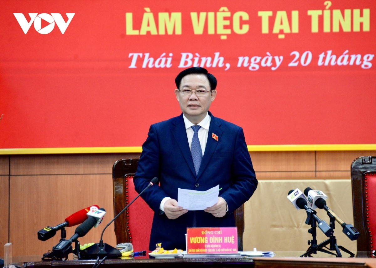 Parlamentspräsident Vuong Dinh Hue tagt mit Verwaltern der Provinz Thai Binh