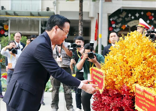 Staatspräsident Vo Van Thuong zündet Räucherstäbchen zum Andenken an verstorbene Revolutionäre an