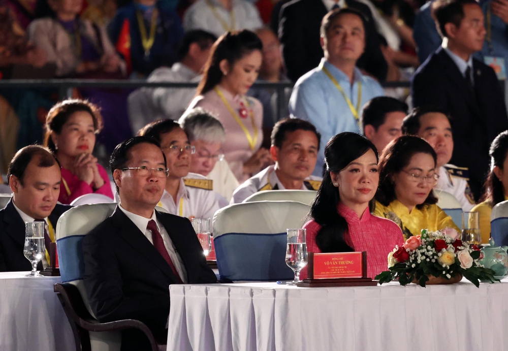 Staatspräsident Vo Van Thuong nimmt am besonderen Kunstprogramm „Frühling der Heimat 2024” teil