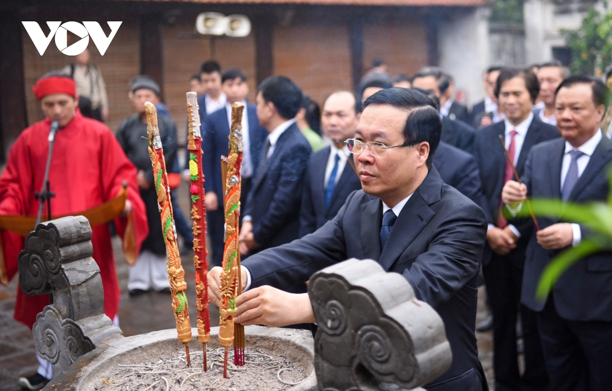 Staatspräsident Vo Van Thuong zündet Räucherstäbchen zum Gedenken an König An Duong Vuong an