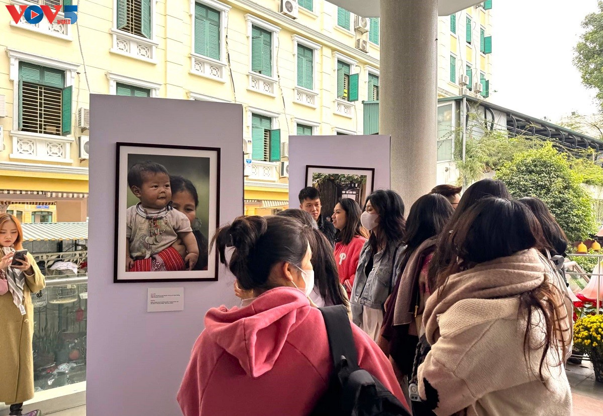 Die Ausstellung „Ich liebe dich, mein Kind” zeigt die heilige Mutterliebe