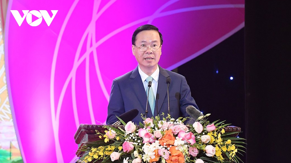 Staatspräsident Vo Van Thuong nimmt an der Verleihung des Titels „Künstler des Volkes” teil