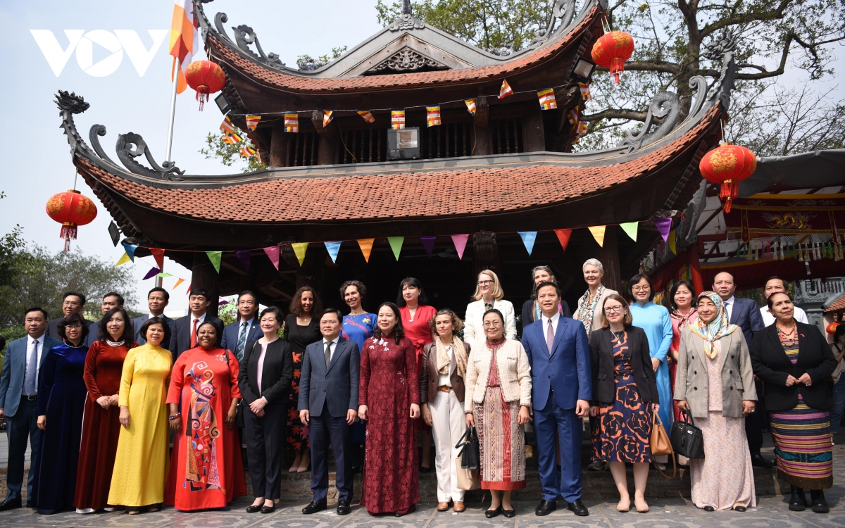 Vize-Staatspräsidentin Vo Thi Anh Xuan empfängt Botschafterinnen und Vertreterinnen internationaler Organisationen