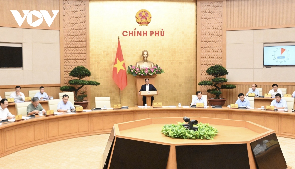 Premierminister Pham Minh Chinh leitet die Regierungssitzung im April