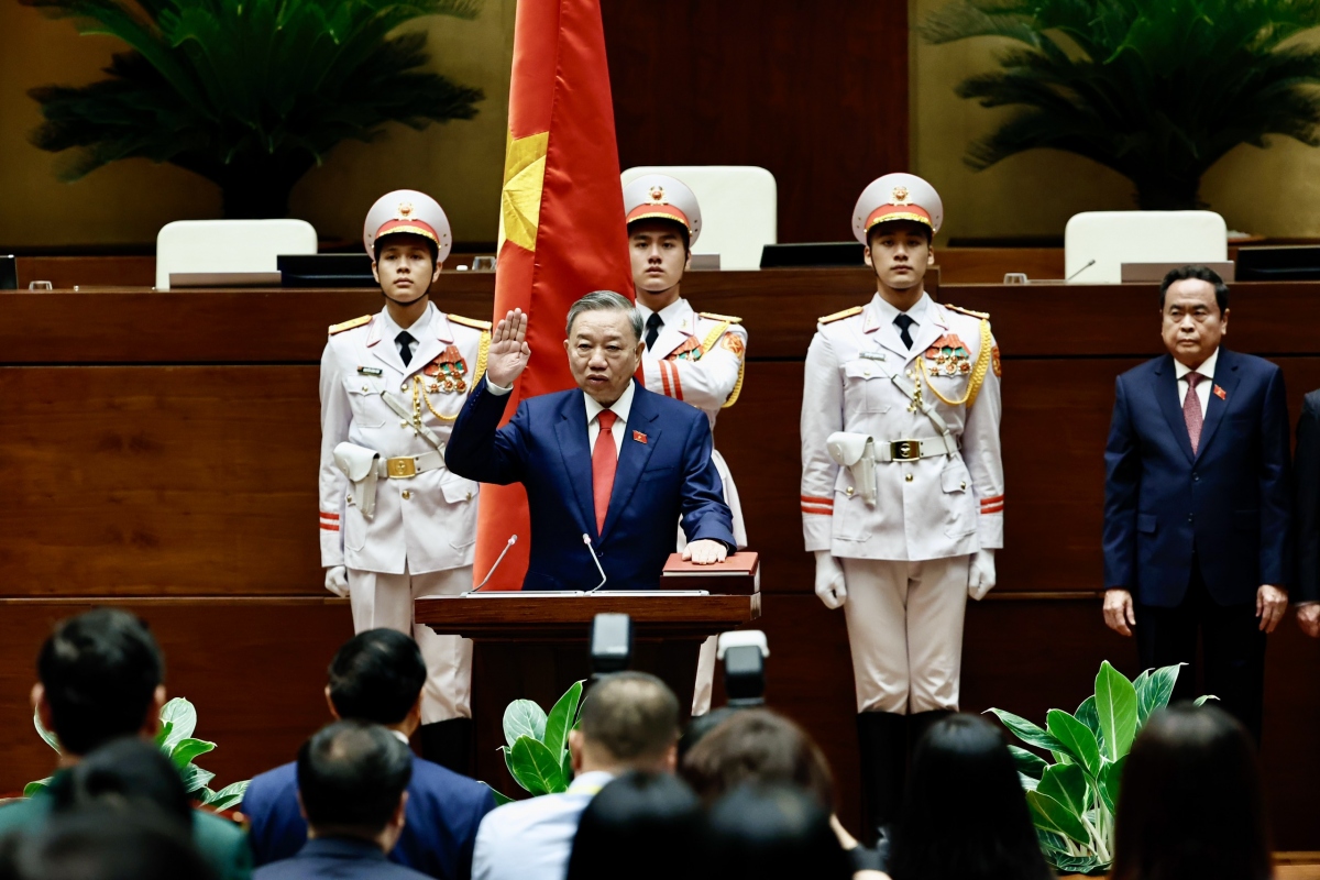 Das Parlament wählt General To Lam zum Staatspräsidenten