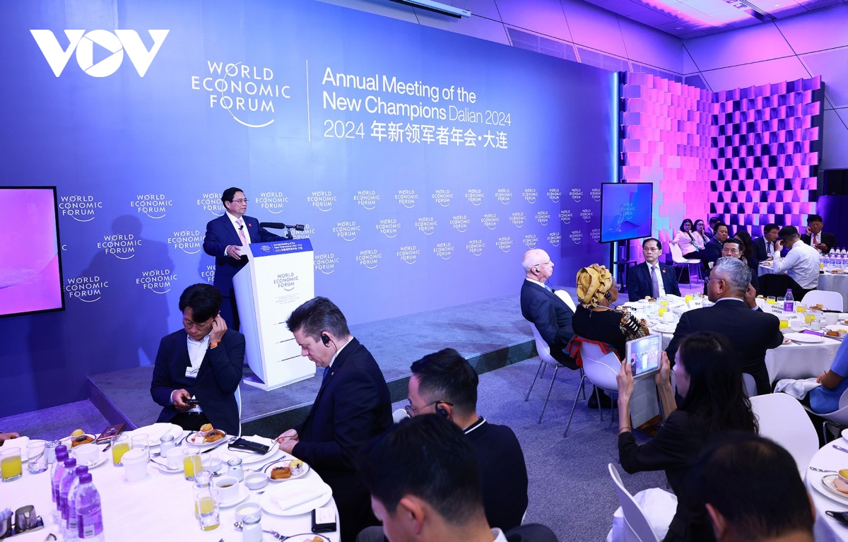 Premierminister Pham Minh Chinh leitet eine Diskussion mit Vertretern von großen Konzernen
