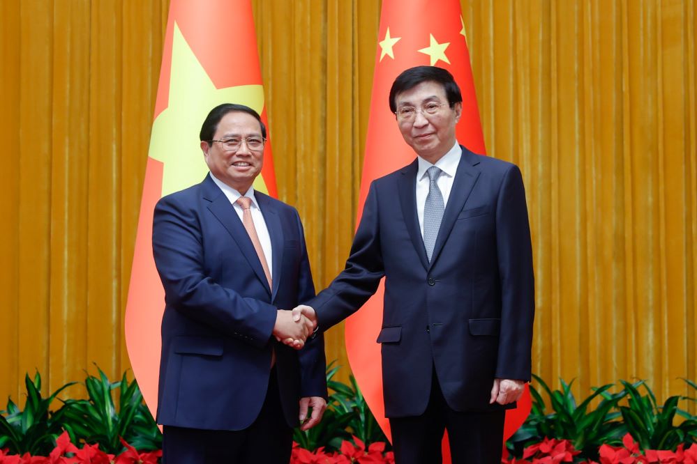 Premierminister Pham Minh Chinh trifft den Vorsitzenden der Politischen Konsultativkonferenz des chinesischen Volkes