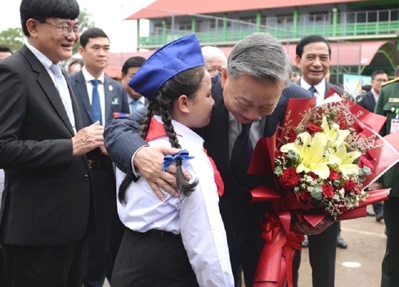 Staatspräsident To Lam besucht Laos – Vietnam Bilingual School Nguyen Du