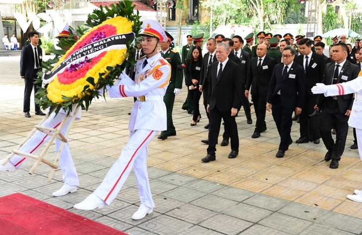 Vietnamesen und internationale Freunde besuchen Trauerfeier für KPV-Generalsekretär Nguyen Phu Trong
