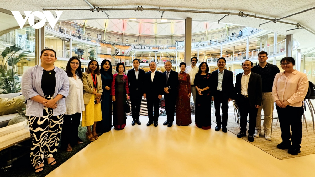 VOV-Intendant Do Tien Sy besucht das Radio Netherlands Training Centre