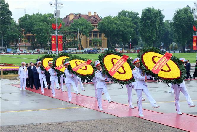 Spitzenpolitiker besuchen das Ho Chi Minh-Mausoleum