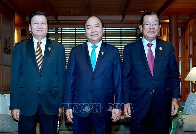 응우옌 쑤언 푹 총리, 제34차 아세안 고위관리회의에서 라오스 총리와 만남