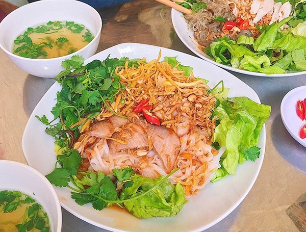 젊은이들의 입맛을 사로잡는 매력적인 쌀국수 맛 음식들