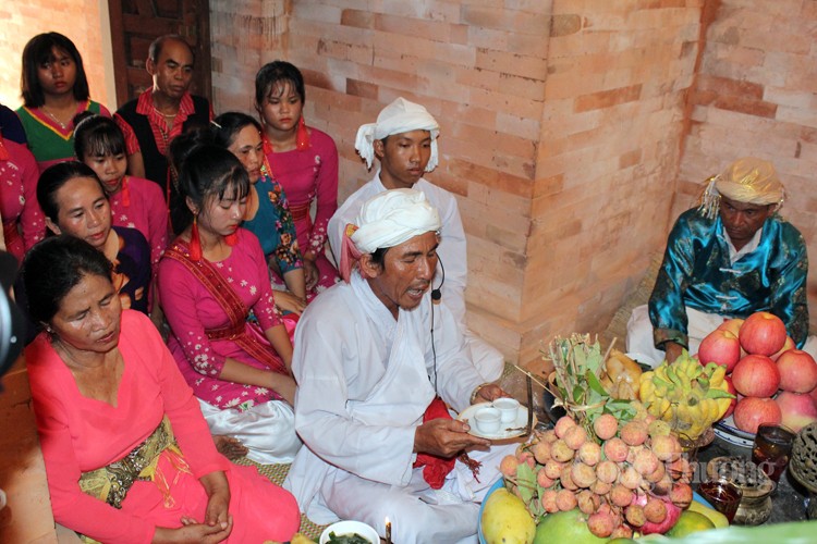 참족의 가마 행렬과 탑 개문 의식