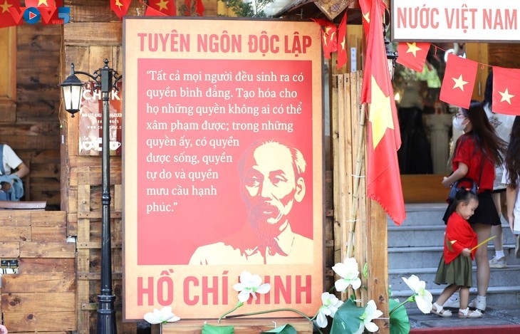 하노이 카페, 독립 80주년 기념해 금성홍기 장식으로 눈길