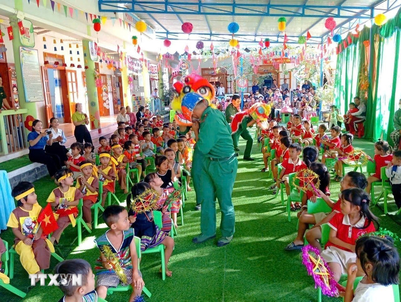 베트남 국경과 도서 지역에서 풍성하게 펼쳐진 추석 축제