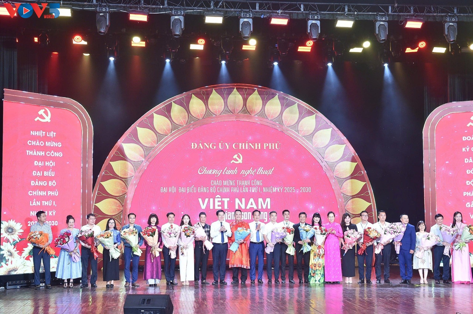제1차 베트남 정부 당 대표 대회 성공 축하 예술 프로그램 개최