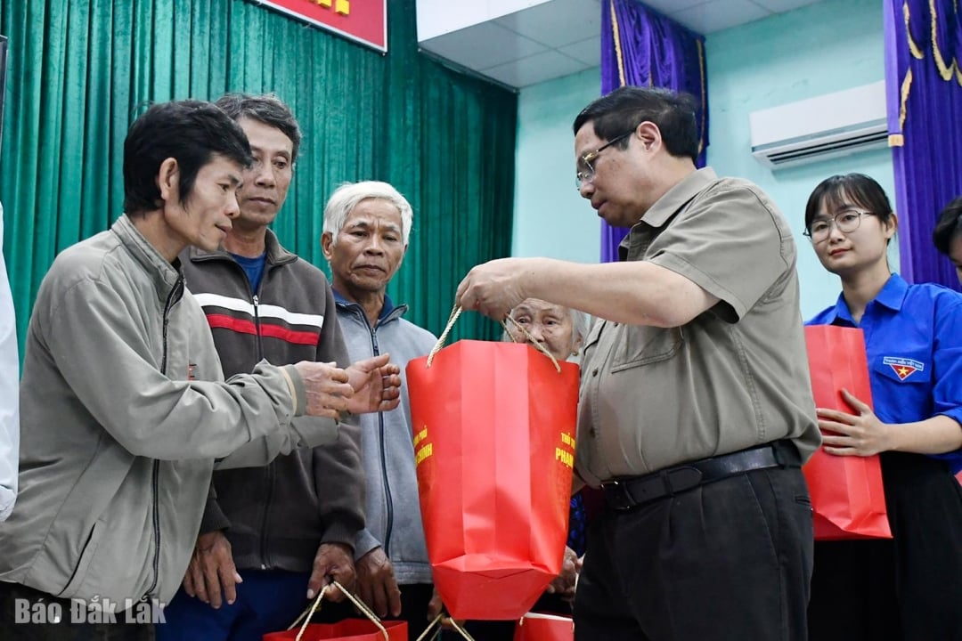 팜 민 찐 총리, 홍수 피해가 가장 컸던 닥락성 호아틴면 방문