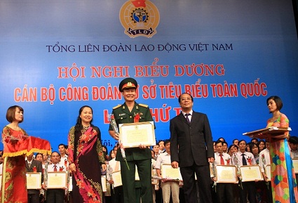 Phó Chủ tịch Tổng LĐLĐ Việt Nam Nguyễn Văn Ngàng và Nguyễn Thị Thu Hồng trao bằng khen cho các cá nhân có thành tích. Ảnh: Kỳ Anh