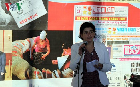  bao nhan dan tham gia hoi bao nhan dao tai phap hinh 2