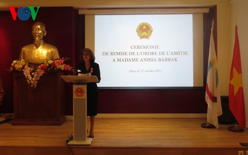 trao huan chuong huu nghi cho nguyen giam doc oif khu vuc chau a-tbd hinh 1