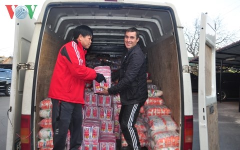 nguoi viet tai odessa trao qua tang hoi chu thap do ukraine hinh 2