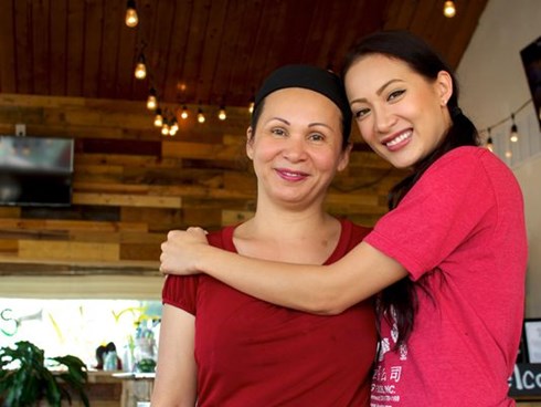 chuyen mot ba me don than goc viet dam me nau an tren dat my hinh 0