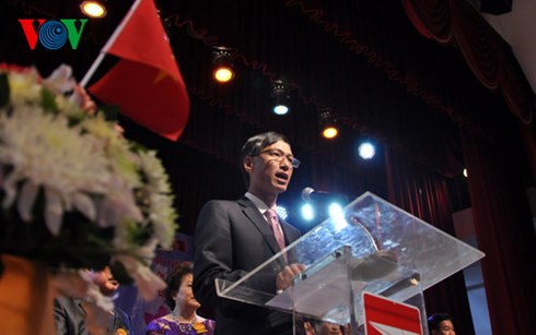 viet kieu tai thai lan don tet co truyen binh than som hinh 1