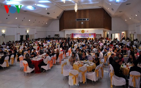 viet kieu tai thai lan don tet co truyen binh than som hinh 2