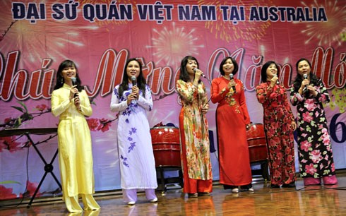 tet cong dong am ap tai canberra hinh 2