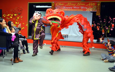 tet nguyen dan cua hoi gia dinh viet nam tai na uy hinh 1