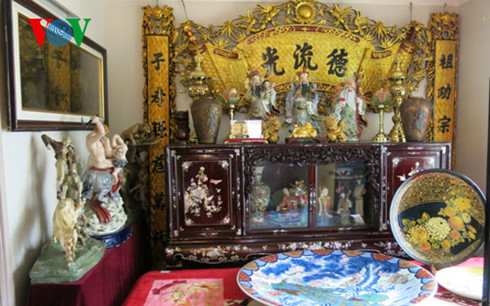 nguoi gin giu "hon viet" giua troi tay hinh 0