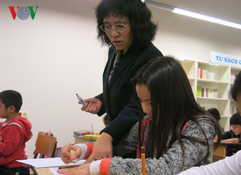 nguoi viet tai hungary hoc tieng viet theo cach nao? hinh 2