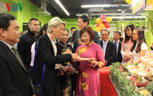 tuan le hang viet nam tai sieu thi casino o lyon, phap hinh 0