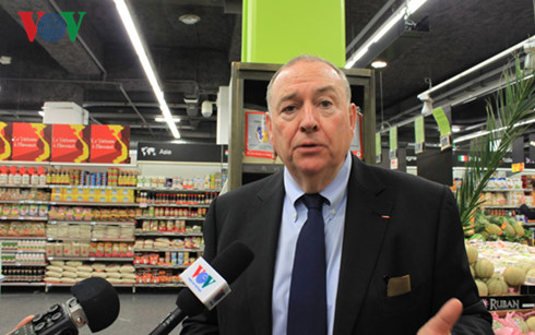 tuan le hang viet nam tai sieu thi casino o lyon, phap hinh 2