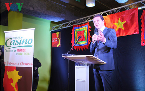 tuan le hang viet nam tai sieu thi casino o lyon, phap hinh 3
