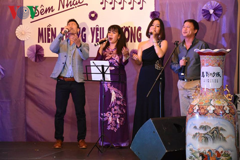 cong dong nguoi viet tai hungary keu goi ung ho dong bao mien trung hinh 1