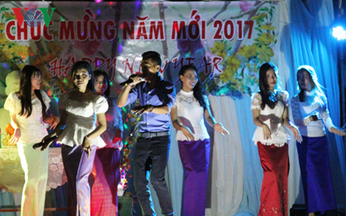 sinh vien viet nam don nam moi tai campuchia hinh 1