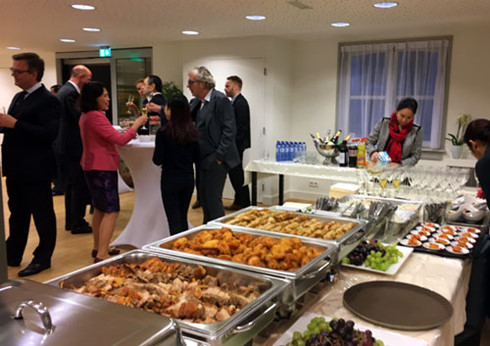 dai su quan viet nam to chuc gap go dau nam voi ban be ha lan hinh 2