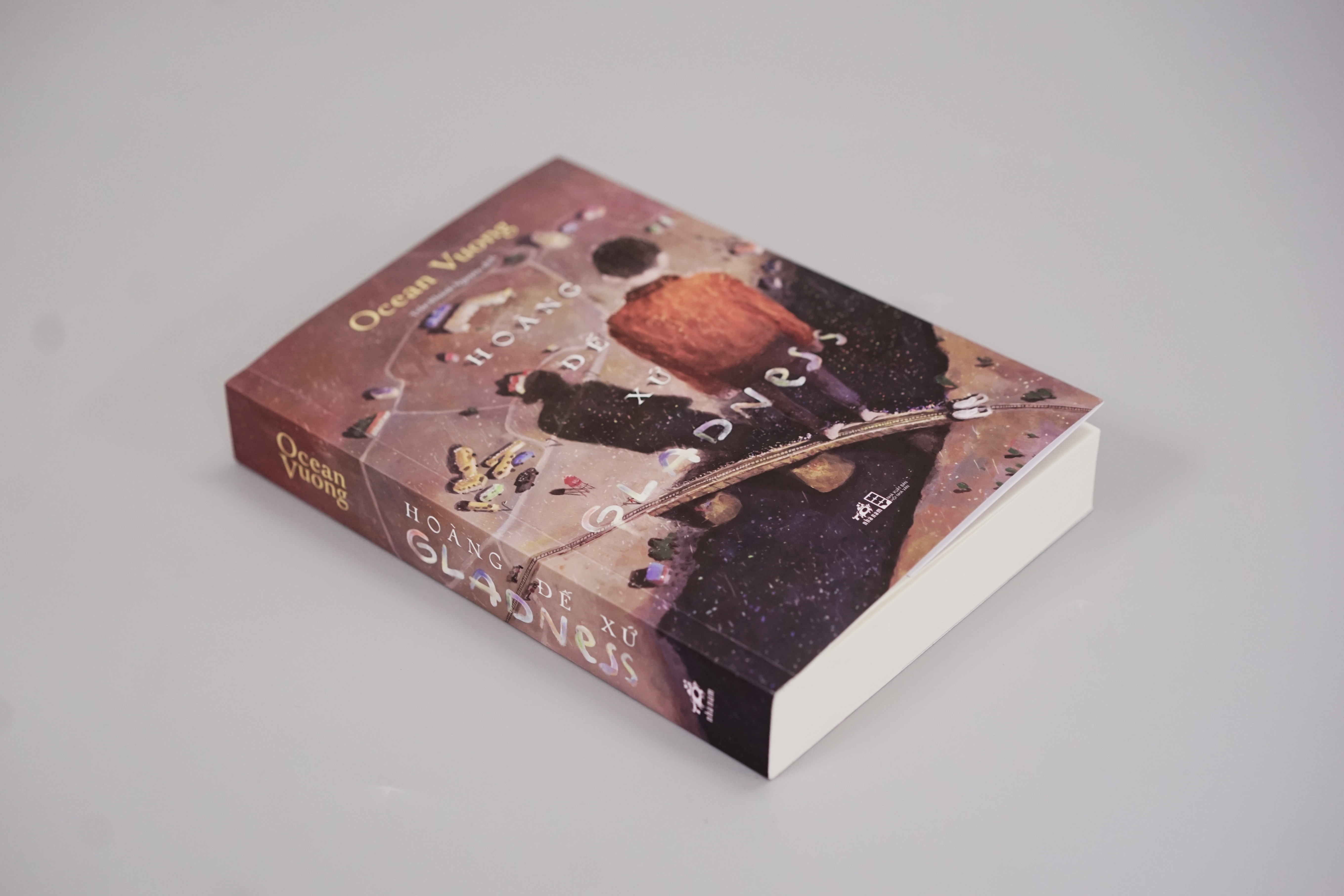 Bìa sách Hoàng đế xứ Gladness của Ocean Vuong, bản dịch Nhã Nam 2025
