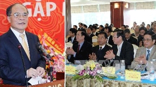 Parlamentspräsident Nguyen Sinh Hung trifft Investoren in Nghe An