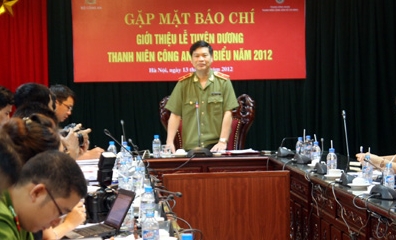 20 vietnamesische junge Polizisten werden ausgezeichnet