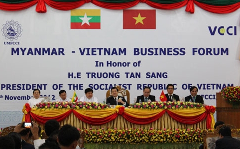 Staatspräsident Truong Tan Sang besucht die vietnamesische Botschaft in Myanmar