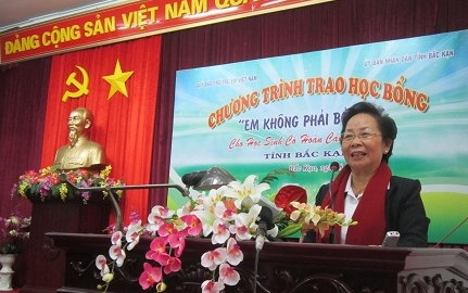 Vize-Staatspräsidentin Nguyen Thi Doan überreicht Stipendien an Bergprovinzen